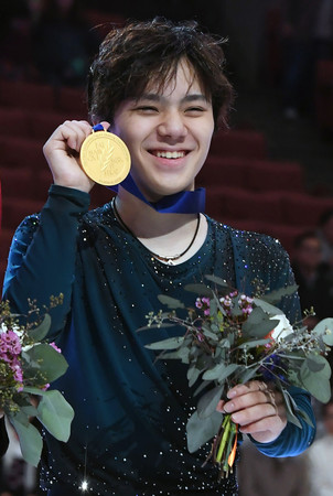 男子フリーでSP4位から逆転優勝し、メダルを手に笑顔の宇野昌磨=9日、米カリフォルニア州アナハイム(AFP時事)