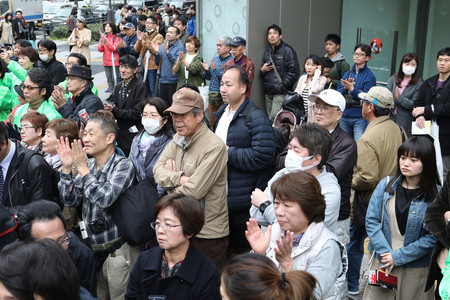 大阪府知事選が告示され、候補者の訴えを聞く有権者ら=21日午前、大阪市中央区