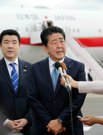 イランへ出発する前に、取材に応じる安倍晋三首相(右)=12日午前、羽田空港