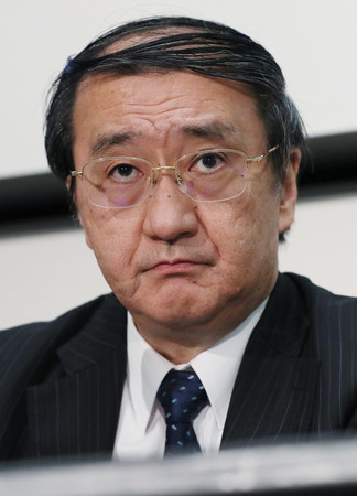 2019年3月期連結決算の会見で、険しい表情で質問を聞くジャパンディスプレイ(JDI)の月崎義幸社長=5月15日、東京都中央区