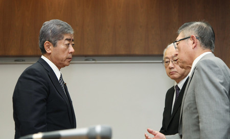 秋田県の佐竹敬久知事(右)と面会する岩屋毅防衛相(左)=17日午前、同県庁
