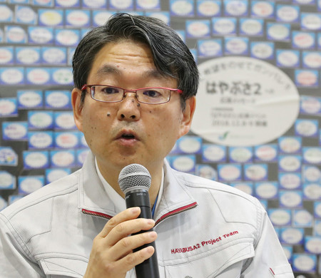 記者会見するJAXAの久保田孝教授=11日午前、相模原市のJAXA宇宙科学研究所