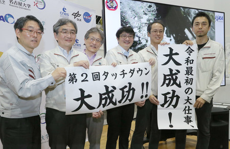 はやぶさ2の2回目の着陸成功を受け、記念撮影する宇宙航空研究開発機構(JAXA)の津田雄一プロジェクトマネジャー(右から2人目)ら=11日午後、相模原市のJAXA宇宙科学研究所