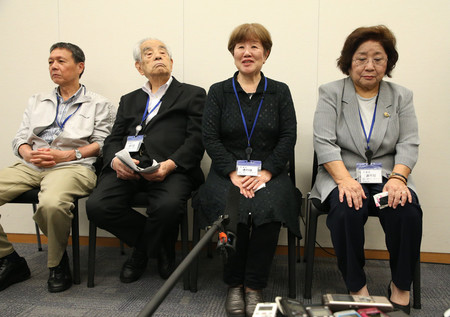 ハンセン病元患者の家族への差別に対する国の責任を認めた安倍晋三首相の談話の発表を受け、心境を語る原告の原田信子さん(右から2人目)ら=12日午前、東京・永田町の衆院第1議員会館