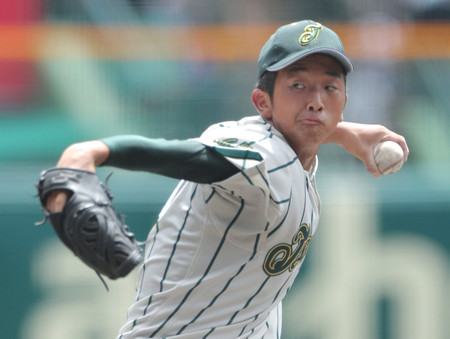 習志野打線相手に力投する鶴岡東先発の影山=14日、甲子園