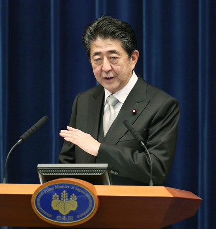 記者会見する安倍晋三首相=11日午後、首相官邸