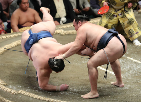 鶴竜(右)は逸ノ城を肩透かしで下す=11日、東京・両国国技館