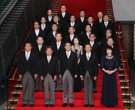 初閣議を終え、記念撮影に臨む第4次安倍再改造内閣の閣僚ら=11日午後、首相官邸