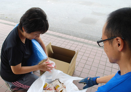 ブルーシートや非常食を受け取る女性=12日午後、千葉県南房総市役所