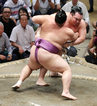 朝乃山(手前)に攻められ、土俵際で耐える鶴竜。寄り切られ一敗を喫した=12日、東京・両国国技館