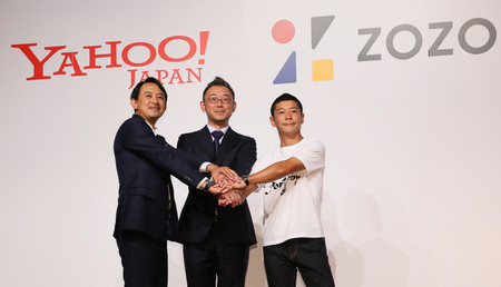 記者会見で写真に納まる(左から)ヤフーの川辺健太郎社長、ZOZOの沢田宏太郎社長兼CEO、創業者の前沢友作氏=12日午後、東京都目黒区