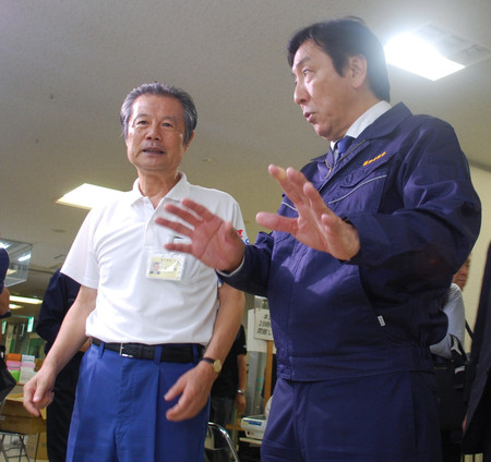 台風15号の被害を受けた千葉県袖ケ浦市の避難所を視察し、出口清市長(左)から説明を受ける菅原一秀経済産業相=12日午後、同市