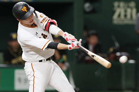 2回、2点適時打を放つ巨人の坂本勇=9日、東京ドーム