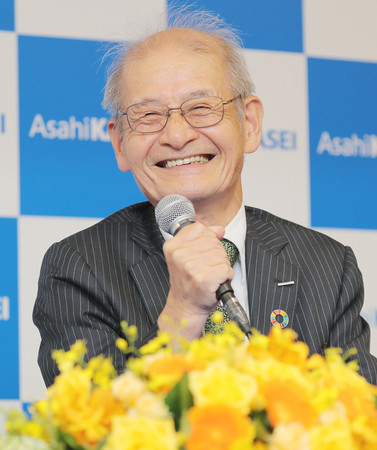 ノーベル化学賞の受賞が決まり、笑顔で記者会見する旭化成名誉フェローの吉野彰氏=9日夜、東京都千代田区