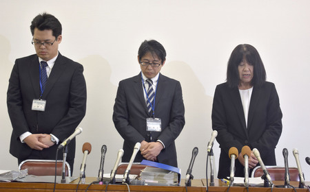 教諭間のいじめ問題を受け、記者会見する神戸市立東須磨小学校の仁王美貴校長(右端)ら=9日午後、神戸市役所