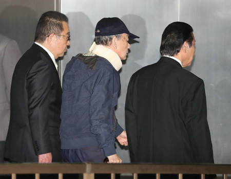 刑務所を出所した指定暴力団山口組ナンバー2の高山清司若頭(中央)=18日午前、JR品川駅前