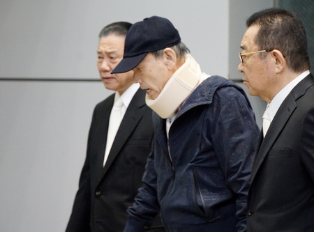 刑務所を出所した指定暴力団山口組ナンバー2の高山清司若頭(中央)=18日午前、東京都港区のJR品川駅