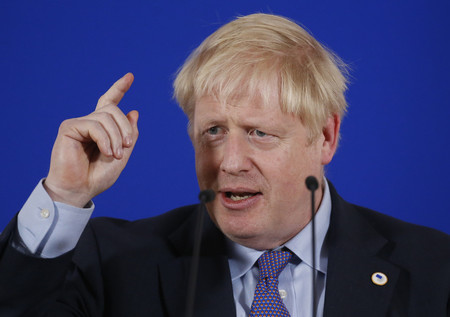 記者会見するジョンソン英首相=17日、ブリュッセル(EPA時事)