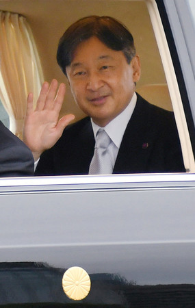 「即位礼正殿の儀」を終え、皇居を出られる天皇陛下=22日午後、東京都千代田区
