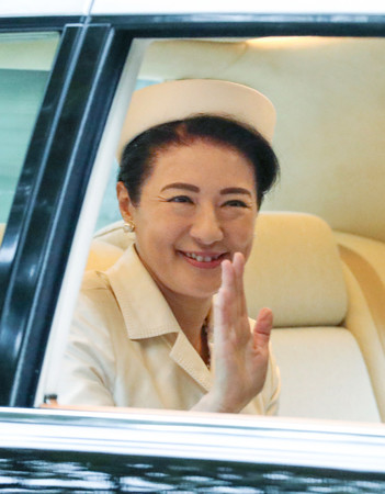 「即位礼正殿の儀」を終え、赤坂御所に入られる皇后さま=22日午後、東京都港区