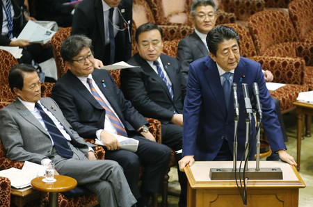 参院予算委員会で答弁する安倍晋三首相(右)。左から2人目は萩生田光一文部科学相=8日午後、国会内