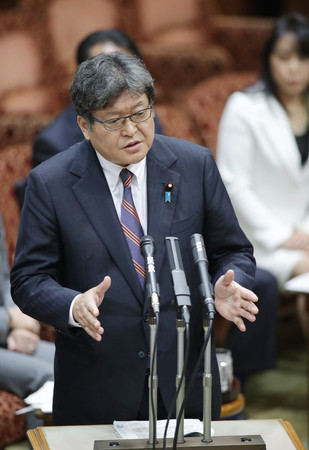 参院予算委員会で答弁する萩生田光一文部科学相=8日午後、国会内