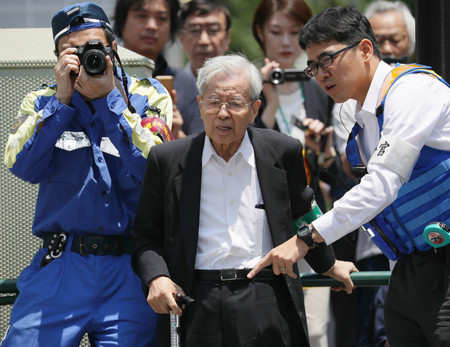 事故現場で実況見分に立ち合う旧通産省工業技術院の飯塚幸三元院長(中央)=6月13日、東京都豊島区
