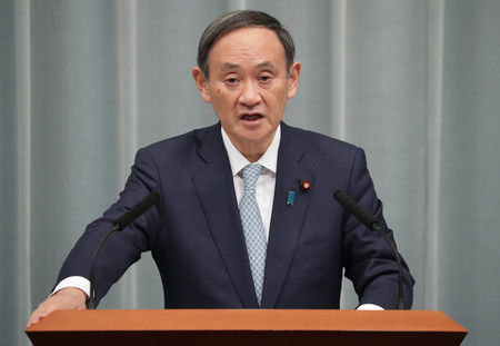記者会見する菅義偉官房長官=12日、首相官邸