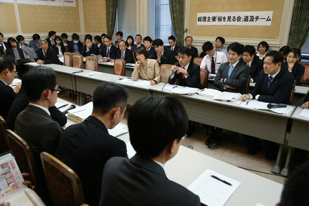 「桜を見る会」追及チームの初会合で、関係省庁担当者からヒアリングする野党議員=12日午後、国会内