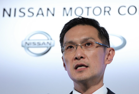 厳しい内容の9月中間決算を発表する日産自動車のスティーブン・マー常務執行役員=12日午後、横浜市内
