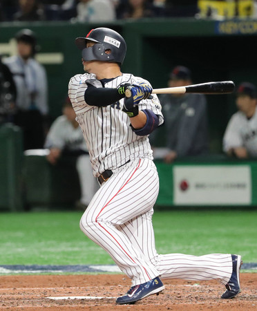 米国戦の4回、浅村が適時打を放つ=12日、東京ドーム