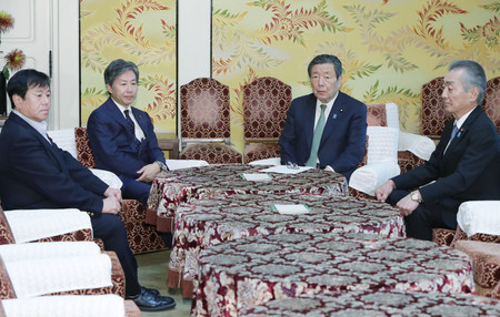 会談に臨む立憲民主党の安住淳国対委員長(中央左)と自民党の森山裕国対委員長(同右)ら=13日午後、国会内