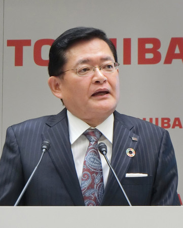 上場3社の完全子会社化について記者会見で説明する東芝の車谷暢昭会長兼CEO=13日午後、東京都港区
