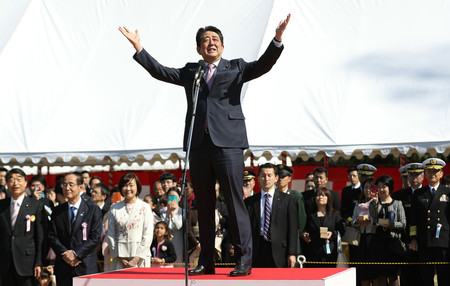 主催した「桜を見る会」であいさつする安倍晋三首相(中央)=4月13日、東京・新宿御苑