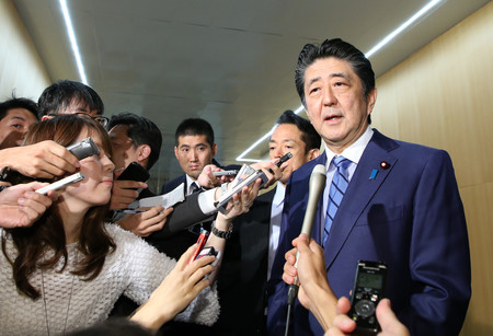 「桜を見る会」中止について、記者団の質問に答える安倍晋三首相(右)=13日午後、首相官邸