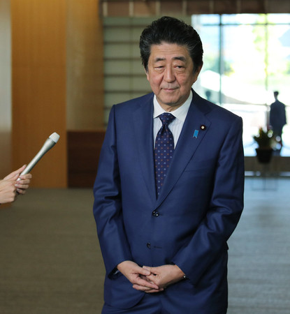 記者団の取材に応じる安倍晋三首相=15日午後、首相官邸