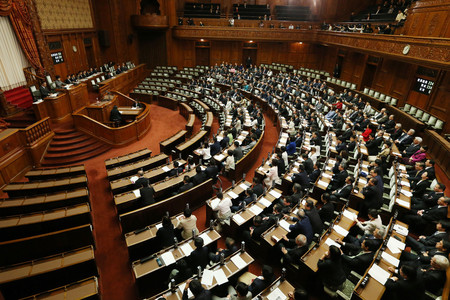 ハンセン病家族補償法が全会一致で可決、成立した参院本会議=15日午後、国会内