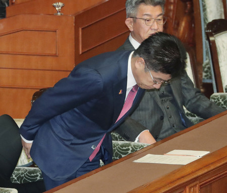 参院本会議でハンセン病家族補償法が全会一致で可決、成立し、一礼する加藤勝信厚生労働相=15日午後、国会内
