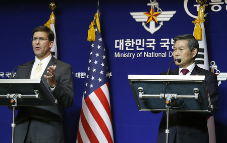 15日、ソウルで記者会見するエスパー米国防長官(左)と韓国の鄭景斗国防相(EPA時事)