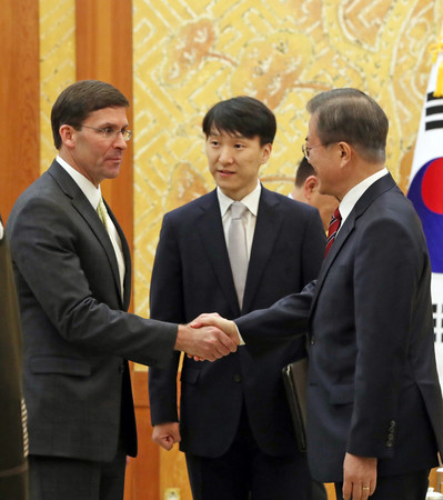 15日、ソウルで会談するエスパー米国防長官(左)と韓国の文在寅大統領(右)(EPA時事)