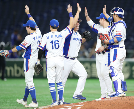 メキシコに勝利し、決勝進出と東京五輪出場を決め喜ぶ韓国ナイン=15日、東京ドーム