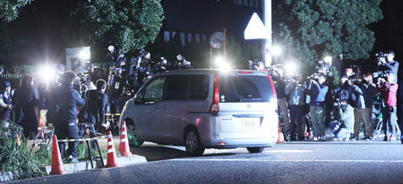 警視庁東京湾岸署に入る女優の沢尻エリカ容疑者を乗せた車=16日午後、東京都江東区