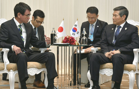韓国の鄭景斗国防相(右端)と会談する河野太郎防衛相(左端)=17日、バンコク(代表撮影)