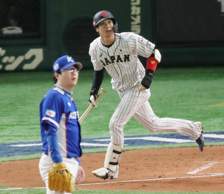 韓国戦の2回、逆転3ランを放つ山田哲(右)=17日、東京ドーム