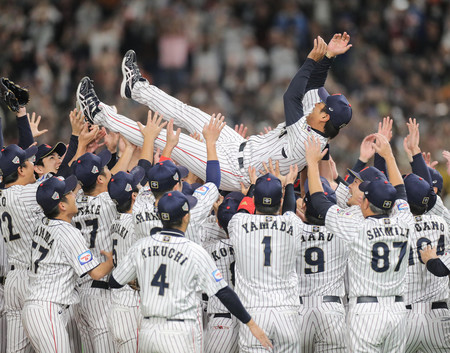 韓国を破って優勝を決め、胴上げされる稲葉監督=17日、東京ドーム