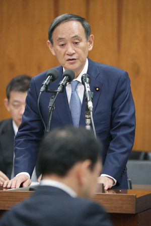 衆院内閣委員会で答弁する菅義偉官房長官=20日午前、国会内