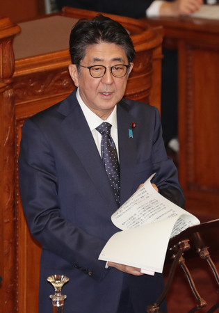 参院本会議で答弁する安倍晋三首相=2日午後、国会内