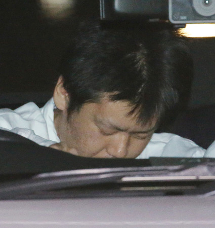 東名高速道路で一家4人が死傷した事故で逮捕され、移送される石橋和歩被告=2017年10月10日夜、横浜市中区