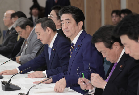 月例経済報告等に関する関係閣僚会議に臨む安倍晋三首相(中央)=20日午後、首相官邸