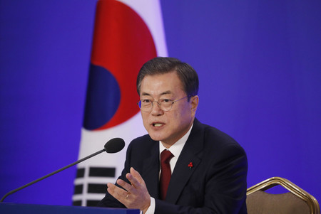 14日、ソウルで記者会見する韓国の文在寅大統領(EPA時事)